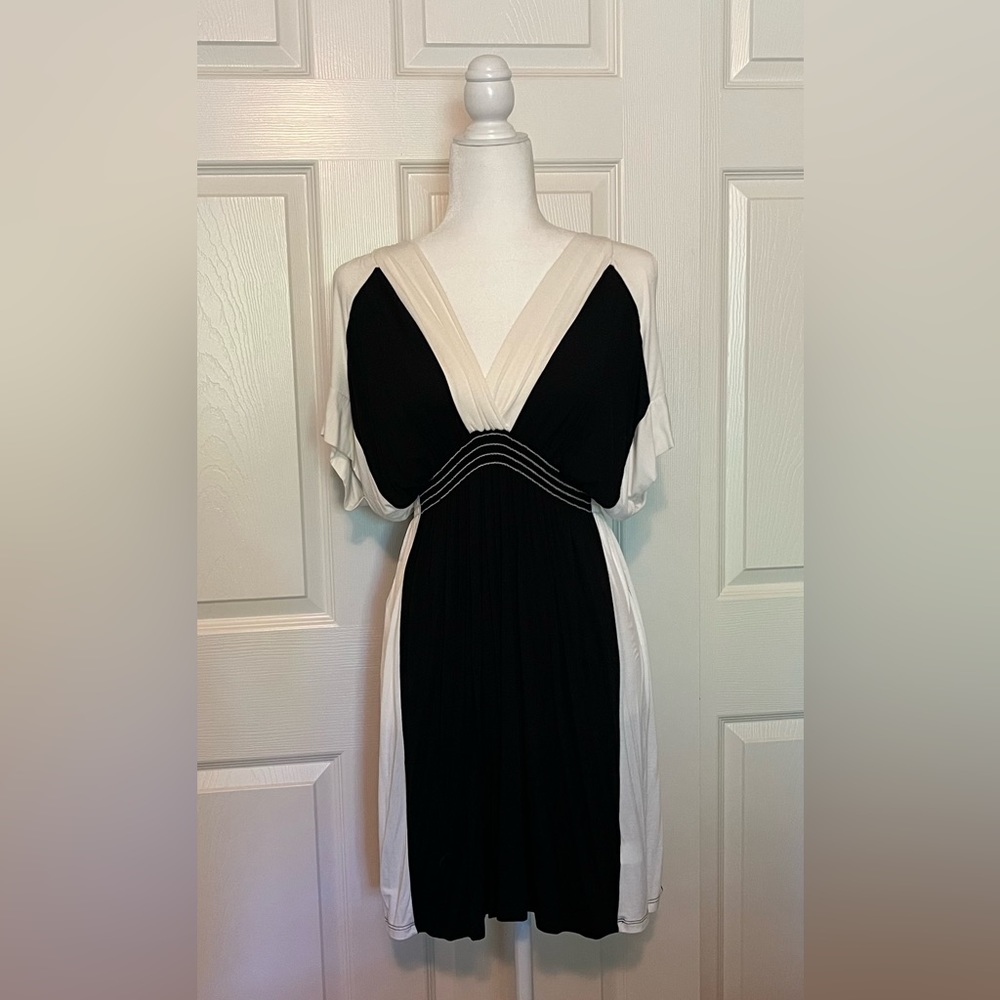 Gilli Women’s Black & White Cold Shoulder Dress - size Medium